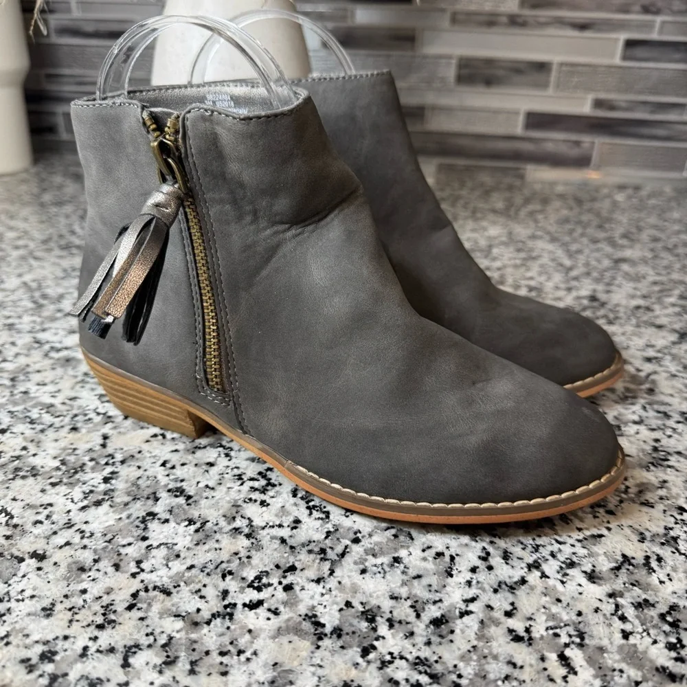 Tucker + Tate NWT Girls Gray Ankle Boots with Tassel Detail Size 3